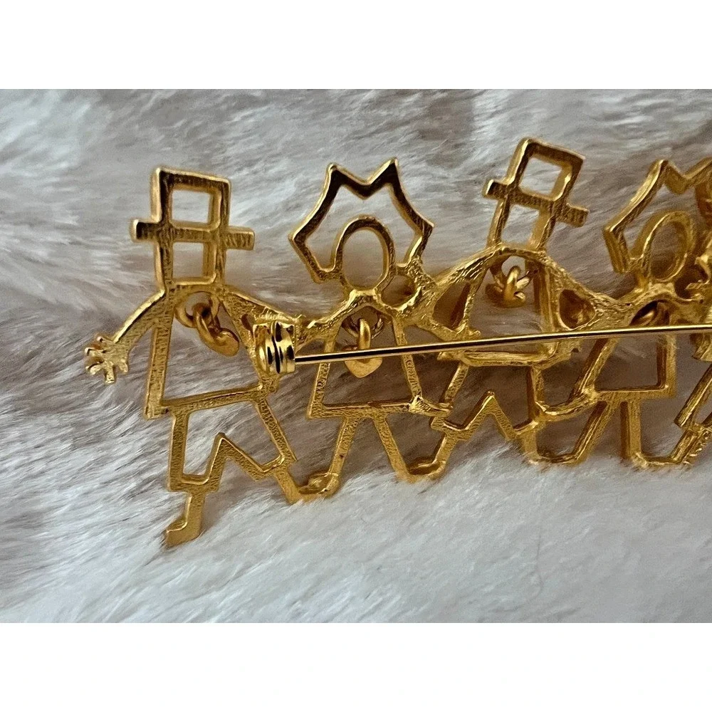 Pilgrim Brooch Gold Figural Thanksgiving‎ Pin Dangle Heart Charms 3